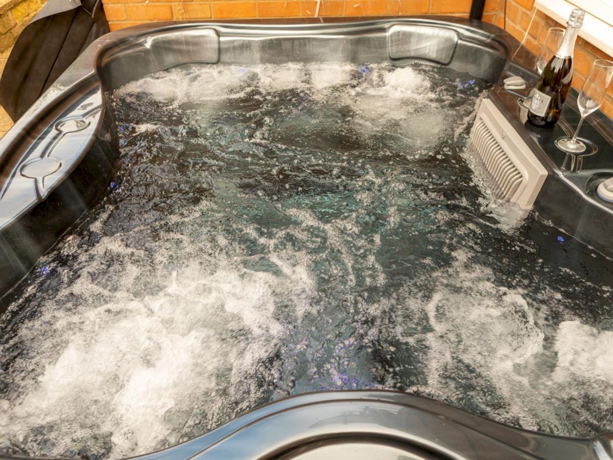 Pass The Keys Amazing 4 Bedroom Property- Hot Tub & Sea Views Scarborough Exterior foto